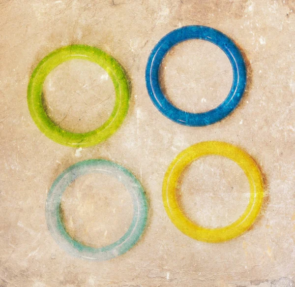 Brinquedo, anéis de plástico de cor isolados — Fotografia de Stock