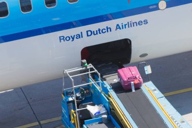 Amsterdam, Hollanda - 17 Ağustos 2016: Yükleme Bagaj havada