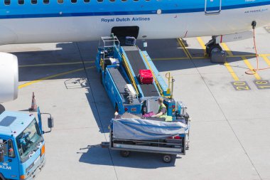 Amsterdam, Hollanda - 17 Ağustos 2016: Yükleme Bagaj havada