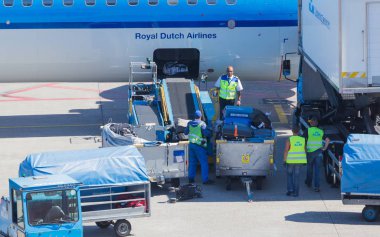 Amsterdam, Hollanda - 17 Ağustos 2016: Yükleme Bagaj havada