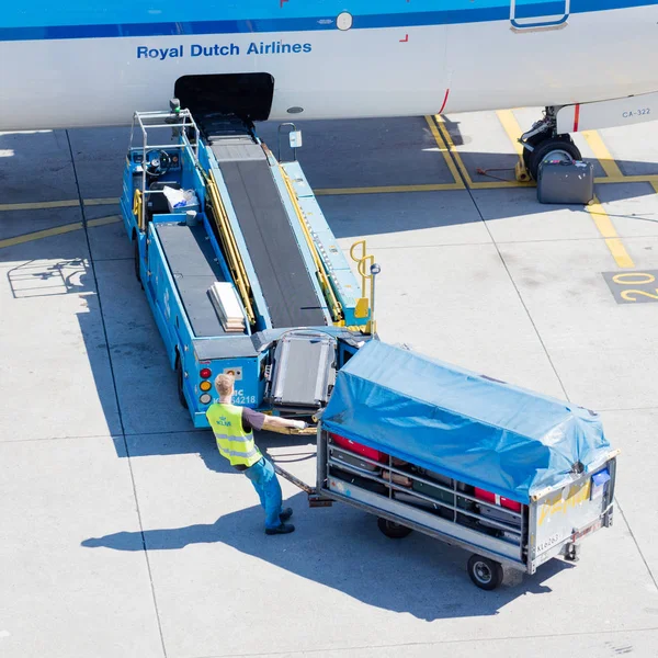 阿姆斯特丹，荷兰-2016 年 8 月 17 日︰ 装卸行李在空气中 — 图库照片