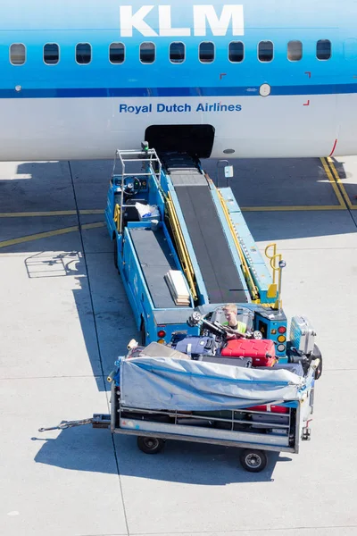 AMSTERDAM, PAÍSES BAJOS - 17 DE AGOSTO DE 2016: Carga de equipaje en el aire — Foto de Stock