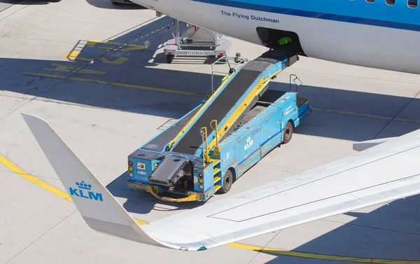 阿姆斯特丹，荷兰-2016 年 8 月 17 日︰ 装卸行李在空气中 — 图库照片