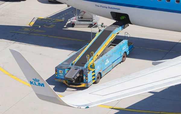 Amsterdam, Nederländerna - 17 augusti 2016: Lastning bagage i luft — Stockfoto