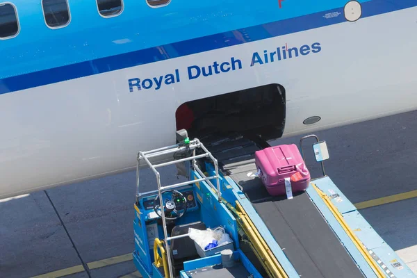 Amsterdam, Holandia - 17 sierpnia 2016: Załadunek bagaży w powietrzu — Zdjęcie stockowe