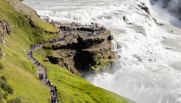 Island - 26 juli 2016: Isländska vattenfallet Gullfoss — Stockfoto