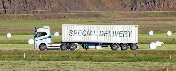 Вантажівка проїжджає через сільську місцевість - спеціальна доставка — стокове фото