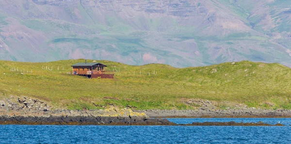 Moradia individual em uma pequena ilha - Islândia — Fotografia de Stock
