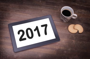 Tablet dokunmatik bilgisayar gadget'ı ahşap masa - 2017