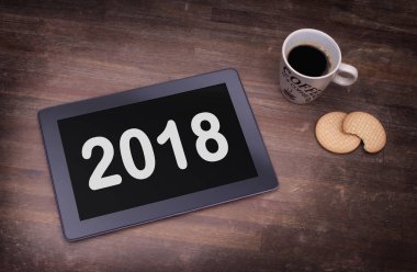 Tablet dokunmatik bilgisayar gadget'ı ahşap masa - 2018