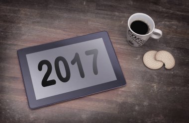 Tablet dokunmatik bilgisayar gadget'ı ahşap masa - 2017