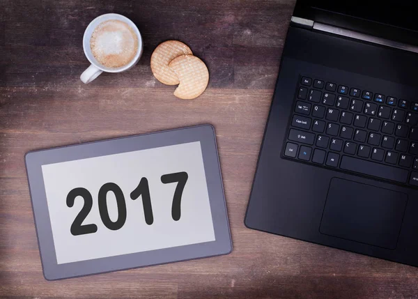 Tablet toque gadget computador na mesa de madeira - 2017 — Fotografia de Stock