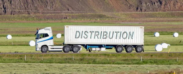 Вантажівка проїжджає через сільську місцевість - дистрибуція — стокове фото