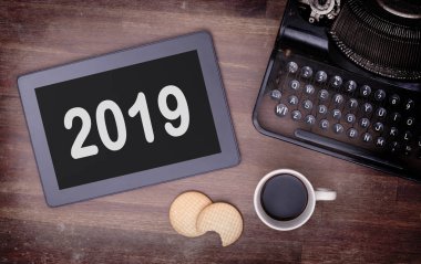 Tablet dokunmatik bilgisayar gadget'ı ahşap masa - 2019