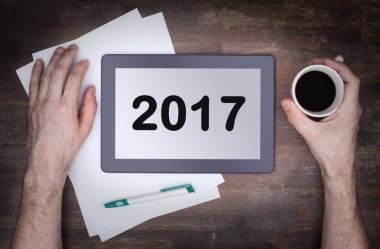 Tablet dokunmatik bilgisayar gadget'ı ahşap masa - 2017