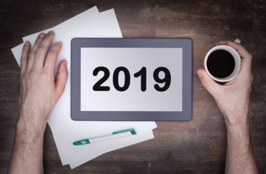 Tablet dokunmatik bilgisayar gadget'ı ahşap masa - 2019