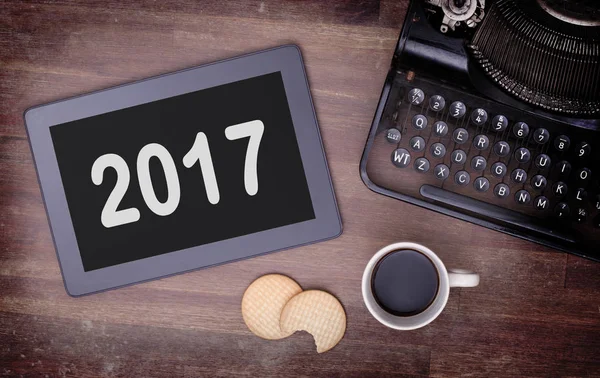 Tablet toque gadget computador na mesa de madeira - 2017 — Fotografia de Stock