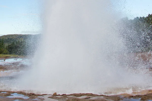 Strokkur-Ausbruch im Geysir-Gebiet, Island — Stockfoto