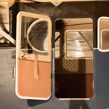 Eski bir ahşap uçağın kapı