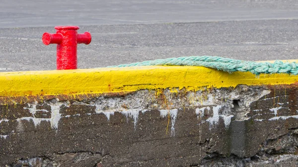 Red old cleat in a harbour — Stock Photo, Image