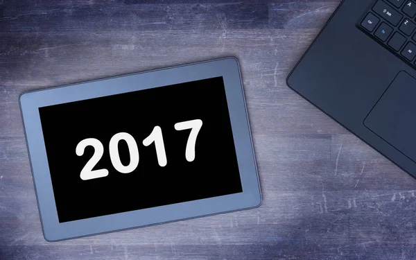 Tablet dokunmatik bilgisayar gadget'ı ahşap masa - 2017 — Stok fotoğraf