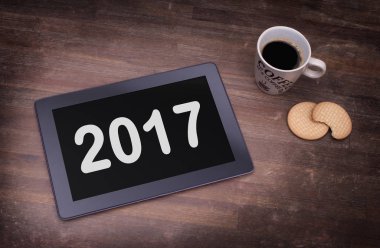 Tablet dokunmatik bilgisayar gadget'ı ahşap masa - 2017