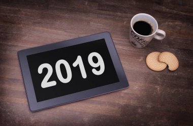 Tablet dokunmatik bilgisayar gadget'ı ahşap masa - 2019