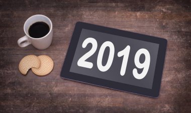 Tablet dokunmatik bilgisayar gadget'ı ahşap masa - 2019