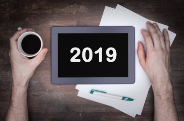 Tablet dokunmatik bilgisayar gadget'ı ahşap masa - 2019