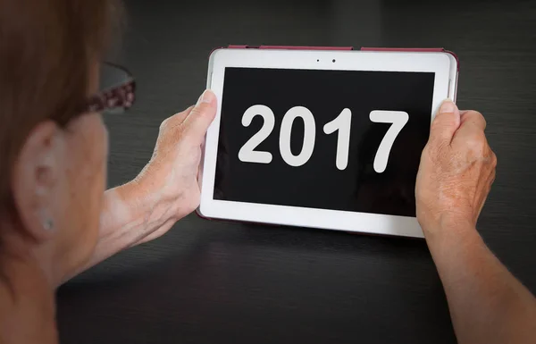 Üst düzey Bayan rahatlatıcı ve onun tablet - 2017 — Stok fotoğraf