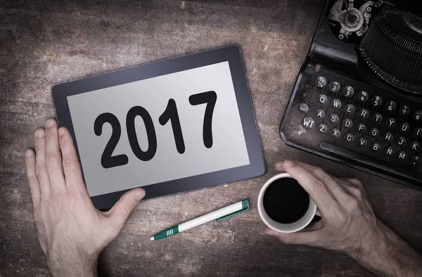 Tablet dokunmatik bilgisayar gadget'ı ahşap masa - 2017