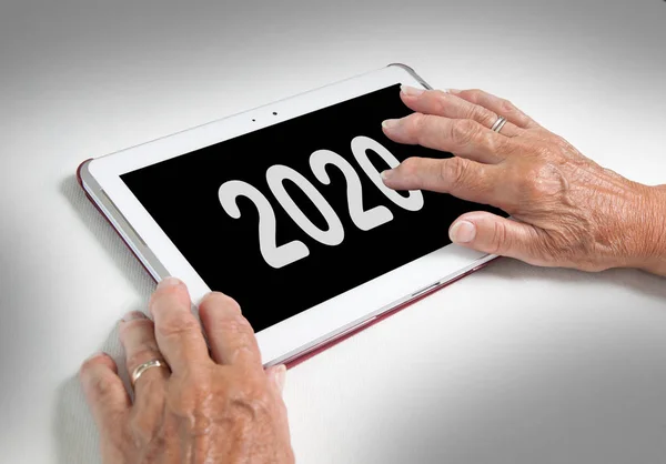 Senior dame ontspannen en haar tablet - 2020 — Stockfoto