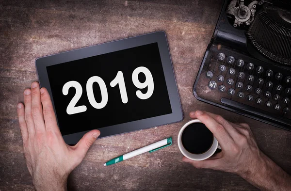 Tablet toque gadget computador na mesa de madeira - 2019 — Fotografia de Stock