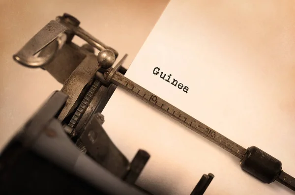 Antigua máquina de escribir - Guinea — Foto de Stock