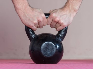 Siyah kettlebell ına spor salonu