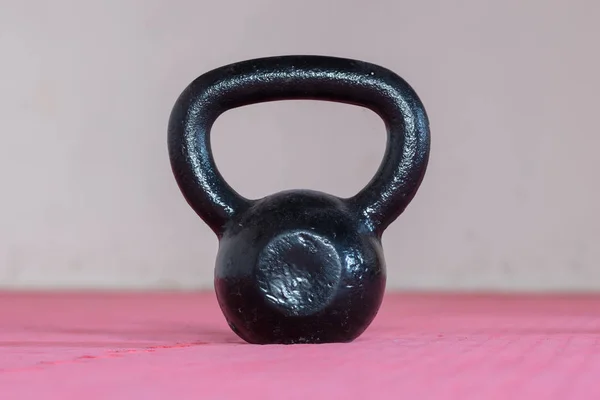 Black kettlebell ina gym — Stock Photo, Image