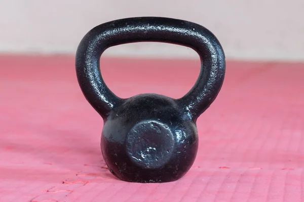 Kettlebell negro en el gimnasio —  Fotos de Stock