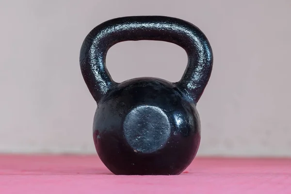 Kettlebell negro en el gimnasio —  Fotos de Stock