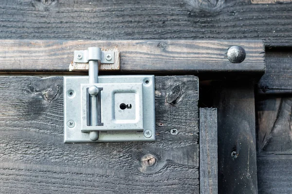 Serrure en fer forgé vieille porte en bois — Photo