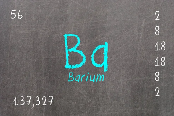 Geïsoleerde schoolbord met periodieke tabel, barium — Stockfoto