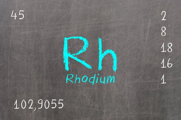 Tableau noir isolé avec tableau périodique, Rhodium — Photo