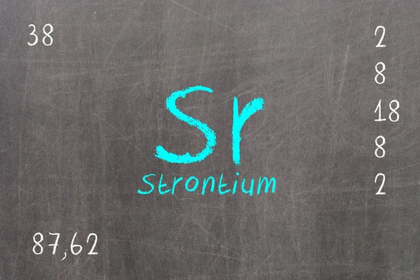 Geïsoleerde schoolbord met periodieke tabel, strontium — Stockfoto