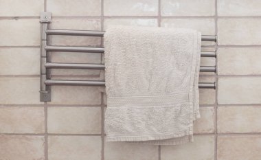 Modern bir banyo havlu askısı