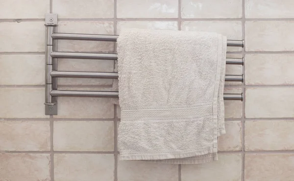 Towel rak di kamar mandi modern — Stok Foto