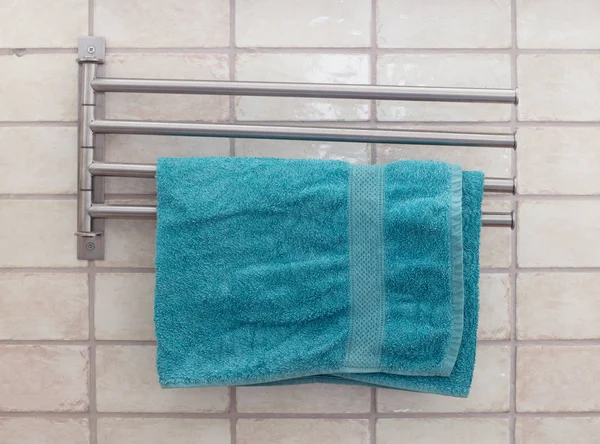 Towel rak di kamar mandi modern — Stok Foto