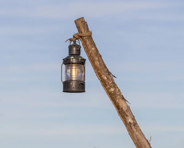 Eenvoudige straat lamp-post — Stockfoto