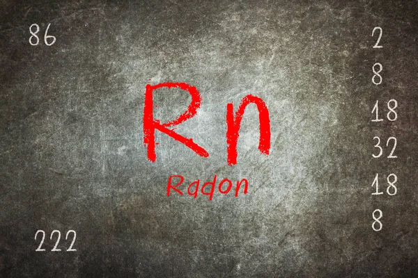 Tableau noir isolé avec tableau périodique, Radon — Photo