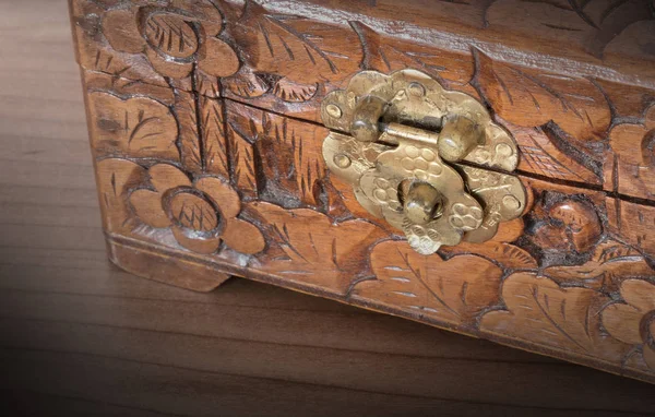 Bardzo stare drewniane klatki piersiowej z prostym zamkiem — Zdjęcie stockowe