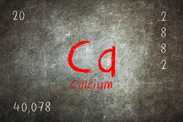 Tableau noir isolé avec tableau périodique, Calcium — Photo