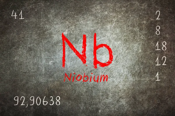 Geïsoleerde schoolbord met periodieke tabel, niobium — Stockfoto